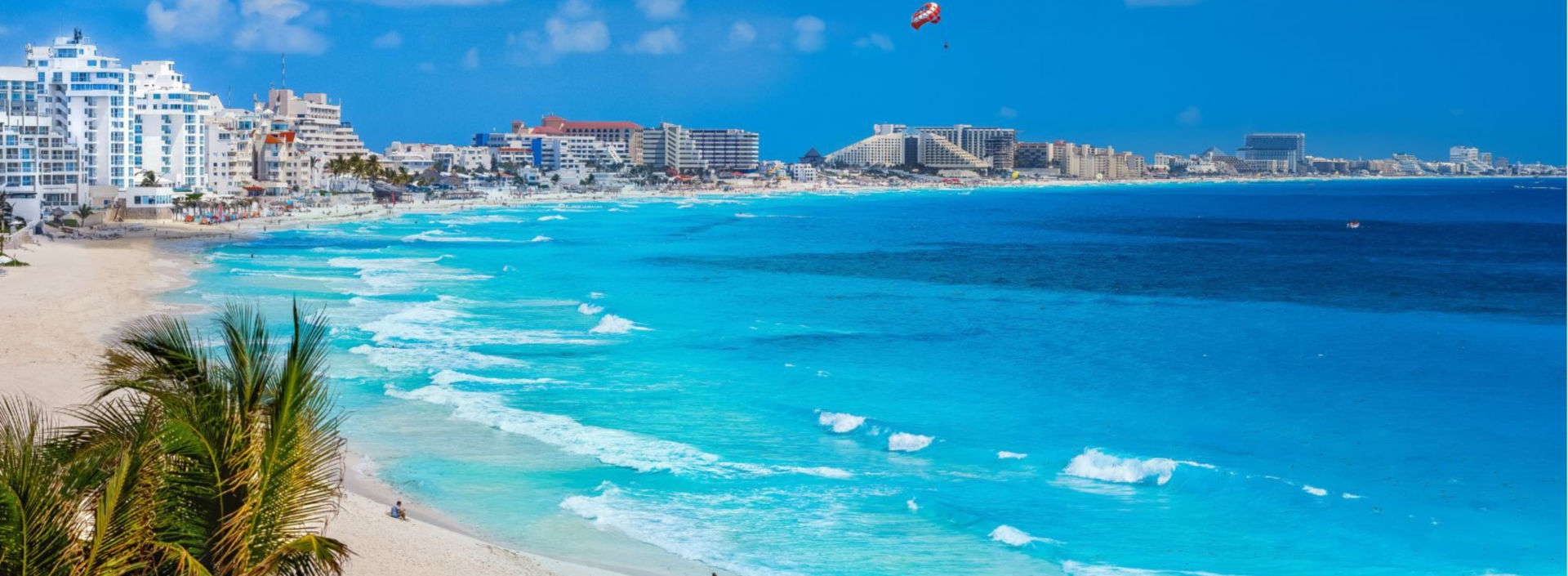 Vista panorámica de playa y ciudad de Cancún